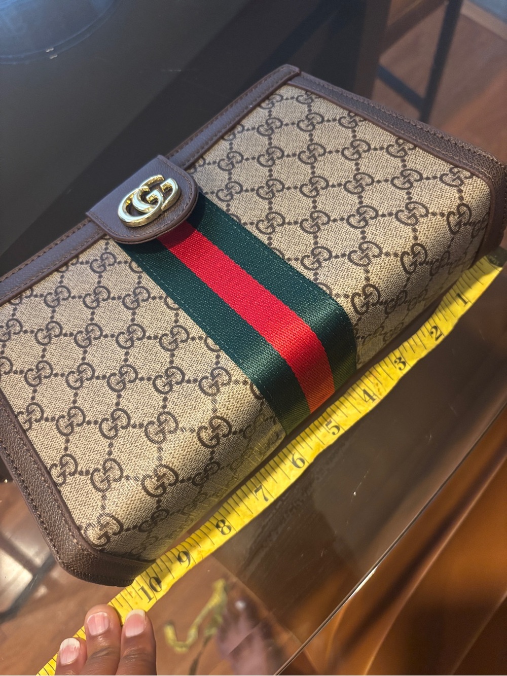 Trendy GG Gucci Supreme Beige & Brown Crossbody Clutch with Red and Green Stripe - Picture 4 of 4